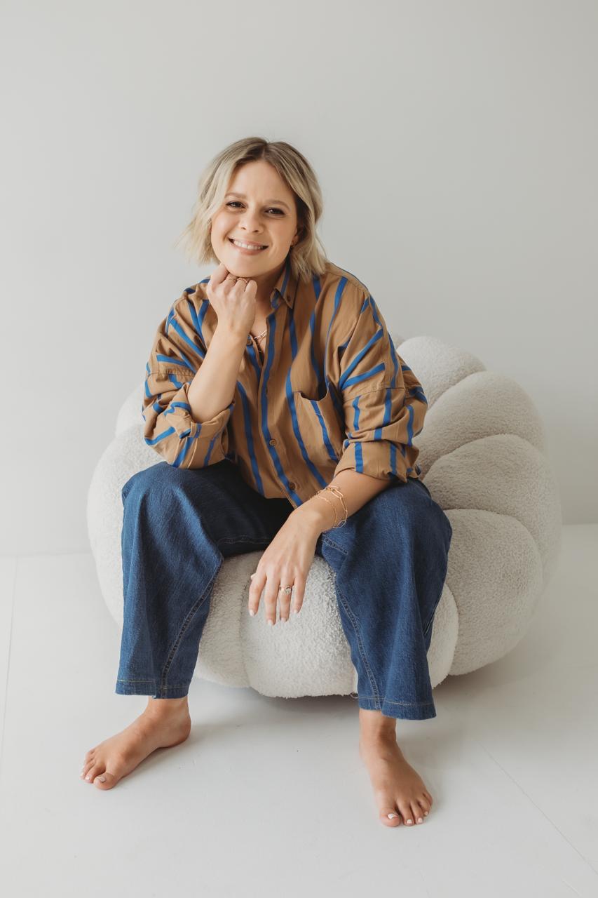 Larissa Elliott in casual setting, relaxed and smiling
